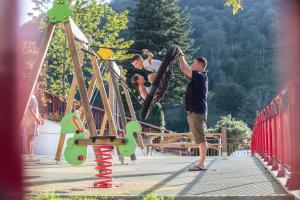 een groep mensen die op een speelplaats spelen bij Hotel du Col d'Osquich in Musculdy