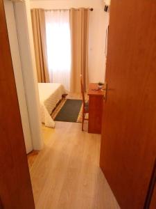 Postel nebo postele na pokoji v ubytování Apartments and Rooms Nikša