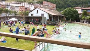 a group of people in a swimming pool at Hotel de Apartamentos Casa Rosendo in Cangas del Narcea