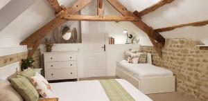 1 dormitorio con cama, sofá y vestidor en De La Terre Farm Stay en Lignieres-Orgeres
