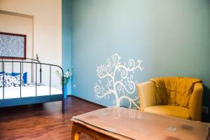ブダペストにあるIndigo Apartment With Free Parkingのベッドルーム1室(ベッド1台、椅子、テーブル付)
