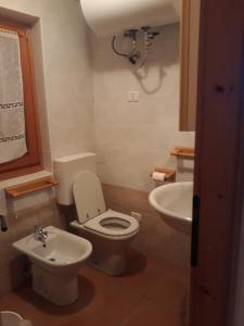 Koupelna v ubytování Agriturismo I Conti Di Piscè + 11 fotografií