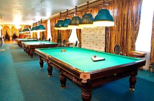 una fila de mesas de billar en una habitación en Mozart Hotel, en Khabarovsk