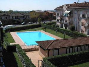 een uitzicht over een zwembad in een gebouw bij Casa vacanze con ampia piscina"Lago e Terme" in Sirmione