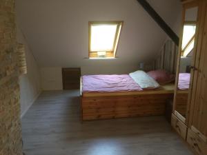 a bedroom with a bed and a window at Hof Larina in Schleswig