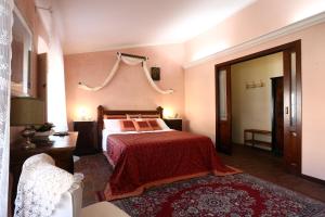 1 dormitorio con 1 cama con colcha roja en Appartamento Valle Verde, en Buti