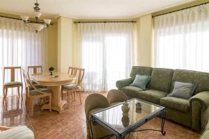 ein Wohnzimmer mit einer Couch und einem Tisch in der Unterkunft RUMOHOLIDAYS Spacious 3 bedrooms apartment Playa del Cura in Torrevieja + 15 Fotos