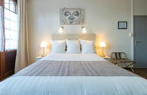 - une chambre avec un grand lit et deux lampes dans l'établissement Hotel Des Ardennes, à Verviers