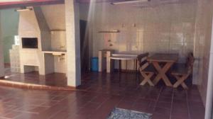 Televiisor ja/või meelelahutuskeskus majutusasutuses Casa com piscina e Wi-fi UBATUBA