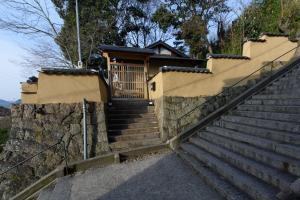 尾道市にある尾道千光寺坂の離菴ふうの建物に通じる階段 +13枚の写真