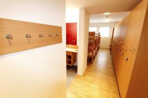 Habitación con pasillo, armario y escritorio. en Hotel Espen, en Engelberg