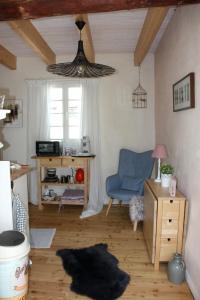 ein Wohnzimmer mit einem blauen Stuhl und einem Fenster in der Unterkunft Kleine Fachwerkwohnung in Alfter