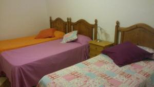 dos camas sentadas una al lado de la otra en un dormitorio en Las Belisas - Apartamentos en Arenal d'en Castell