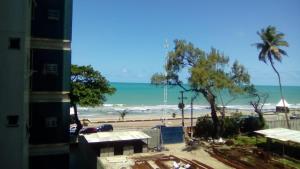 - Vistas a la playa desde un edificio en Flat em Recife, en Recife