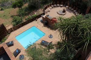 an overhead view of a swimming pool in a backyard at Itaga View, Mabalingwe in Mabula