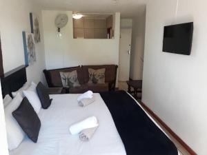 Televisyen dan/atau pusat hiburan di Aviators Retreat B&B