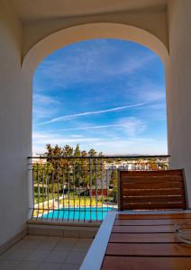 balcón con vistas a la piscina en Vila Petra, en Albufeira