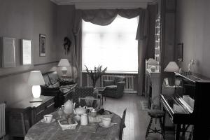 sala de estar con mesa y sofá en Chez Jeanne et Vittorio en Lambersart