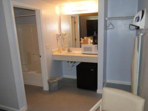 
a bathroom with a sink, toilet and bathtub at Sea Esta Motel II in Long Neck
