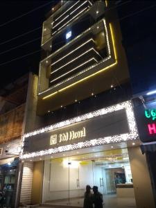 um edifício com luzes na frente em TM Hotel em Madurai