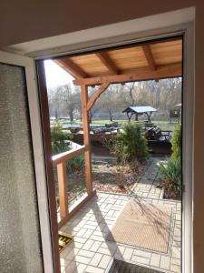 una puerta corredera de cristal que da a un patio con mesa de picnic en Spreewaldgasthaus Petkampsberg, en Schlepzig