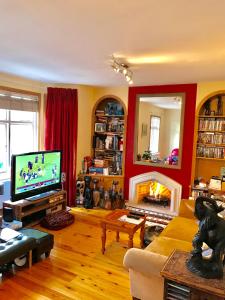 TV i/ili multimedijalni sistem u objektu Gabe's Rooms in Central London