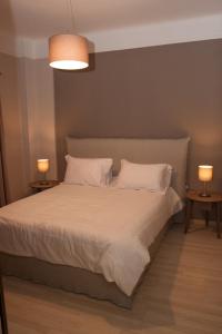 Posteľ alebo postele v izbe v ubytovaní Stylish Zoi's appartment next to HELEXPO, White Tower + 16 fotografií
