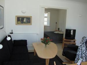 sala de estar con sofá y mesa en Bo Bedst Juelsminde, en Juelsminde
