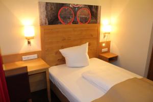 Postel nebo postele na pokoji v ubytování Hotel Brauereigasthof Amberger