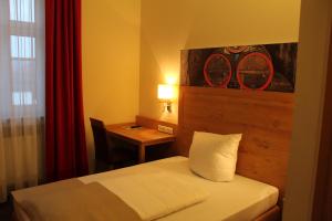 Postel nebo postele na pokoji v ubytování Hotel Brauereigasthof Amberger