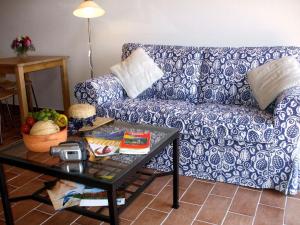 Sofá azul y blanco en una sala de estar con mesa en Villasfor2, en Casoli