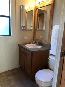 Yosemite RV Resort的一间浴室