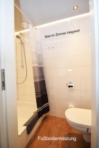 ザールルイにあるFerienzimmer Saarlouisのバスルーム(シャワー、トイレ、シンク付)