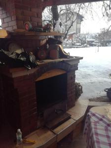 ドブリニシュテにあるTopuzovi Guest Houseの庭の雪のレンガ造りの暖炉