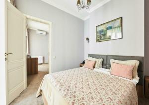 Ένα ή περισσότερα κρεβάτια σε δωμάτιο στο Hotel Pushkin