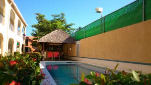 a swimming pool in front of a building at Hotel Rio Balsas in Manzanillo