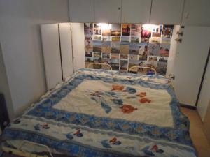 A bed or beds in a room at Studio Westrand 403