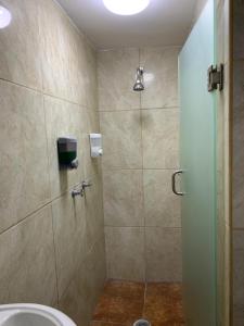 y baño con ducha, aseo y lavamanos. en Hotel Tecnologico, en Querétaro