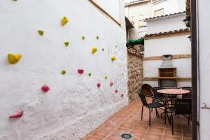 Casa Rural Tio Mora في Horche: جدار تسلق مع كراسي وطاولة