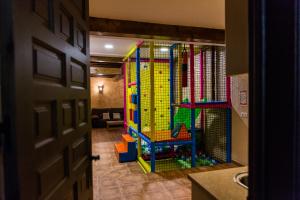 una habitación con una colorida sala de juegos con un sistema de juegos en Casa Rural Tio Mora en Horche