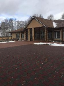 a house with a brick driveway in front of it at Scandi Hotel in Makīnsk
