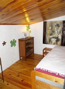 een slaapkamer met een bed en een schilderij aan de muur bij Appartement de charme Arles-sur-Tech(66) in Arles-sur-Tech