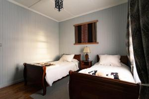 a bedroom with two beds and a window at Hotel Estancia Caleta Josefina in Onaisin