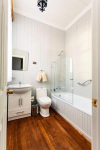 a bathroom with a toilet and a sink and a shower at Hotel Estancia Caleta Josefina in Onaisin +35 photos