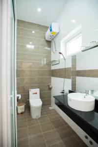 een badkamer met een wastafel en een toilet bij Mỹ Kim Villa in Da Lat