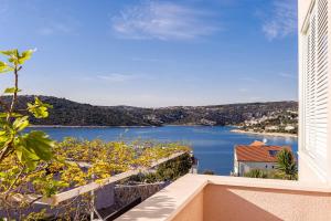 einen Blick auf einen Wasserkörper aus einem Gebäude in der Unterkunft VELA in Sevid