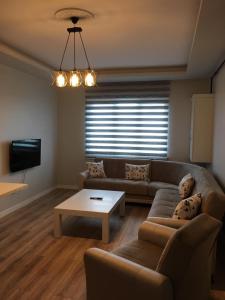uma sala de estar com um sofá e uma mesa de centro em RÜZGAR APART em Trabzon