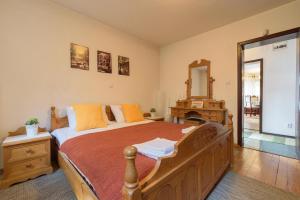 1 dormitorio con 1 cama grande y espejo en The House With The Piano, en Plovdiv