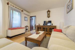Sala de estar con 2 sofás y mesa de centro en The House With The Piano, en Plovdiv