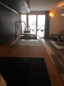 Chalet L'Escapadeにあるキッチンまたは簡易キッチン